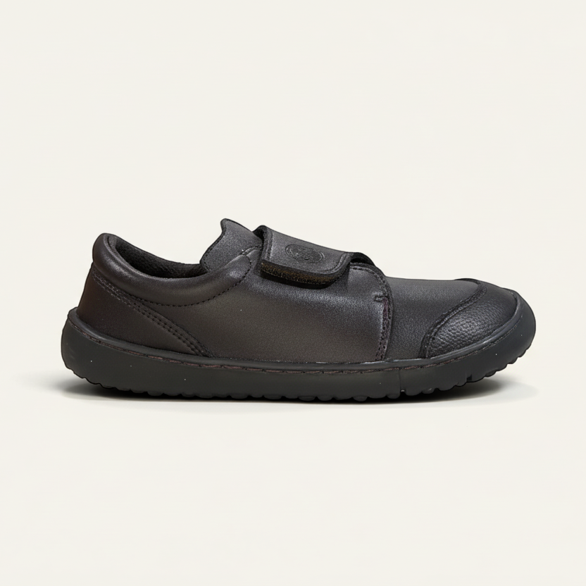 Zapatilla escolar CoqueFlex marrón con cierre de velcro y puntera reforzada para mayor durabilidad en zoireo