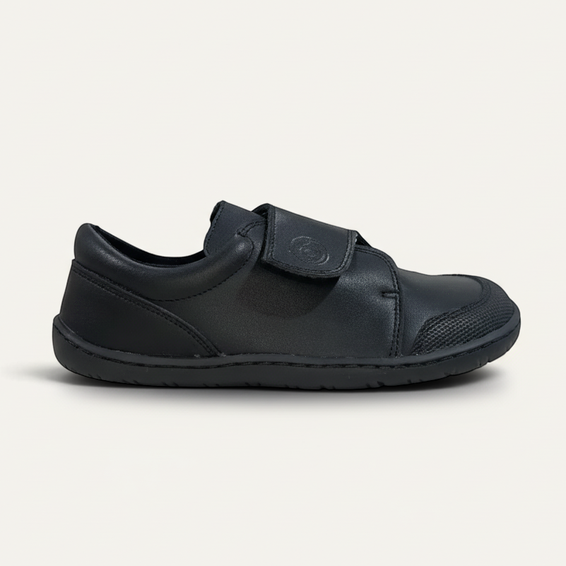 Zapatilla escolar negra CoqueFlex de zoireo con cierre de velcro y puntera reforzada para mayor durabilidad.