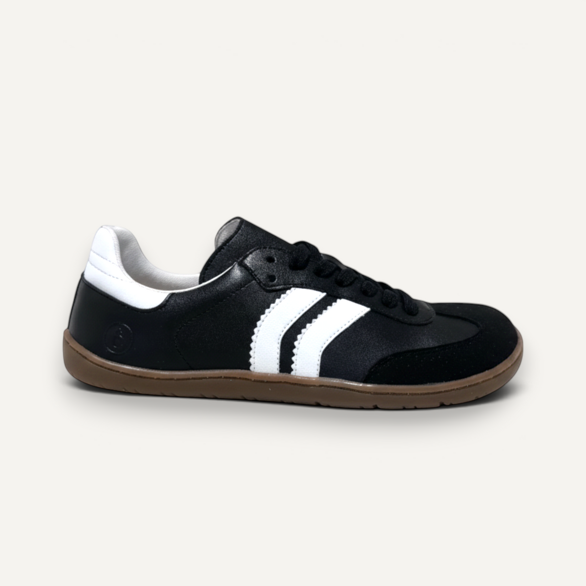 Zapatilla barefoot zoireo Coqueflex Deportivo 4415 en color negro con detalles blancos y suela de goma flexible