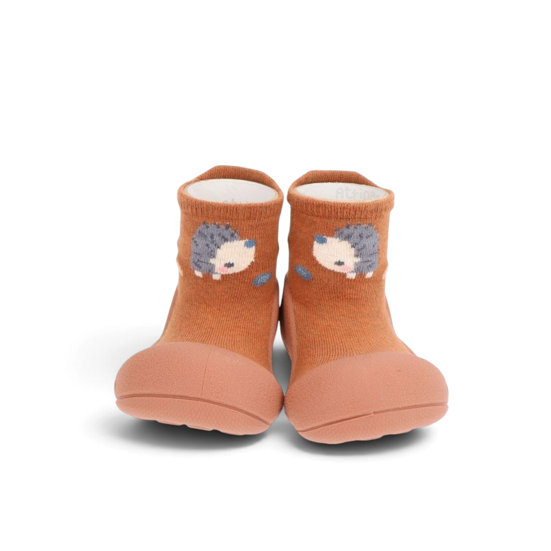 Zapatos de bebé Attipas Woodland en color marrón con diseño de erizo, ideales para los primeros pasos.