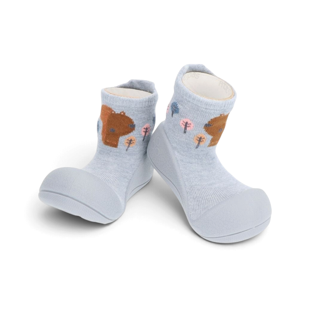 Zapatos de bebé Attipas Woodland en azul con estampado de ardilla, ideales para los primeros pasos y desarrollo natural