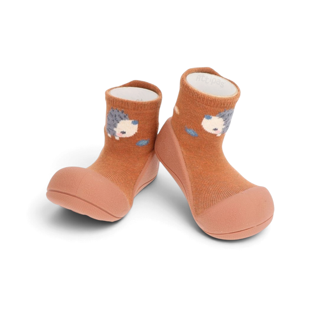 Zapatos de bebé Attipas Woodland en color marrón con estampado de erizo, ideales para los primeros pasos.