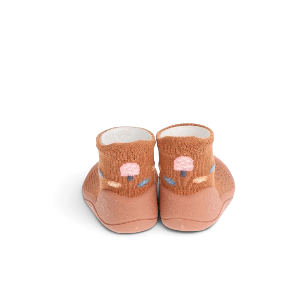 Zapatos de bebé Attipas Woodland en color marrón con diseño de erizo, ideales para los primeros pasos.