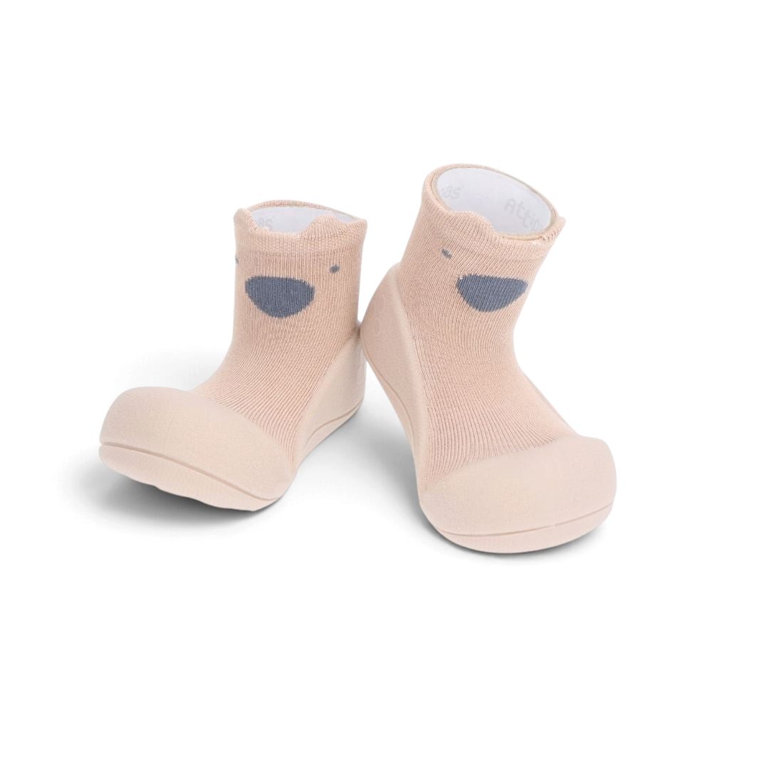 Zapatos barefoot Attipas Animals en color beige para bebés, diseño ergonómico y flexible de la marca zoireo