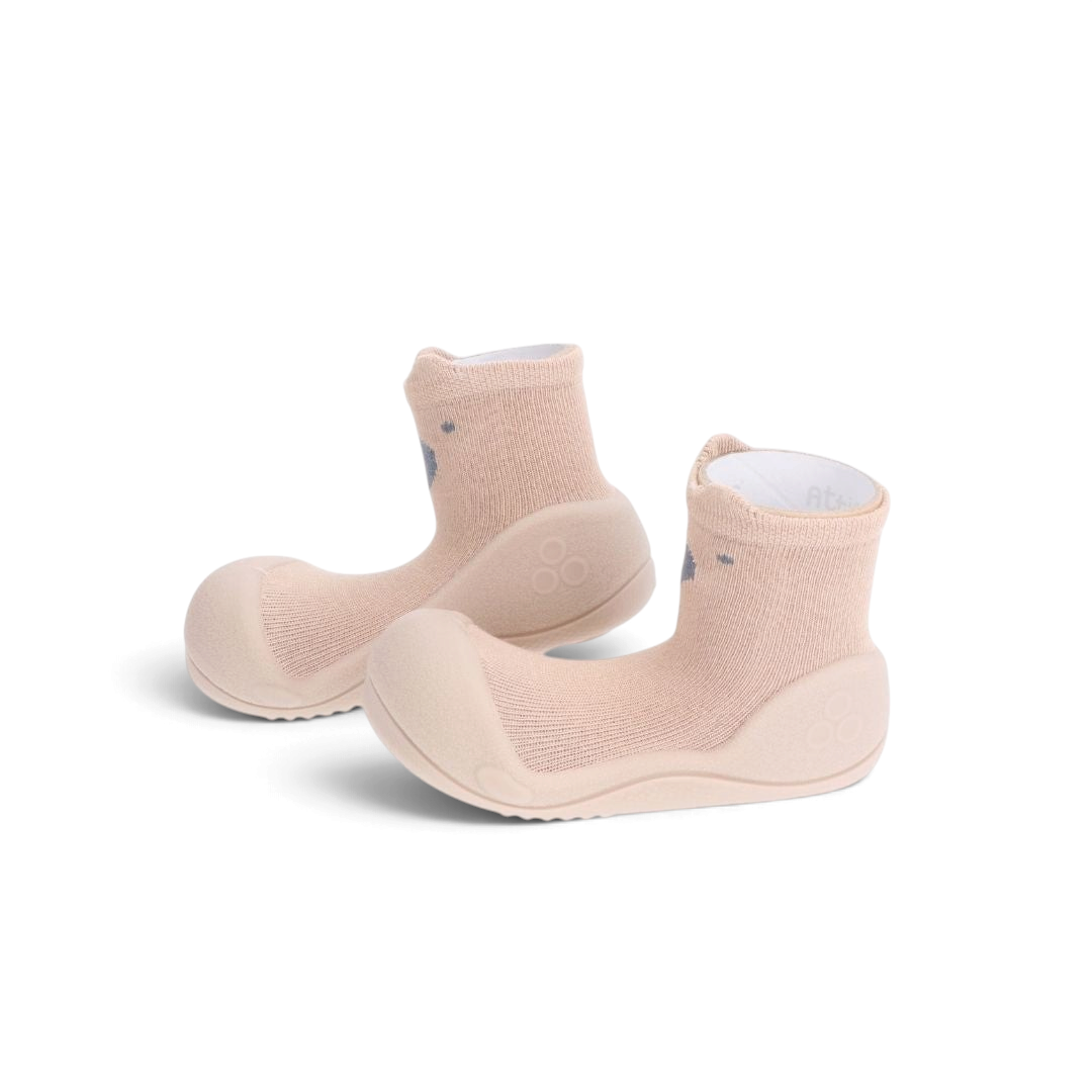 Zapatos barefoot Attipas Animals en color beige para bebés, diseño ergonómico de zoireo para primeros pasos.