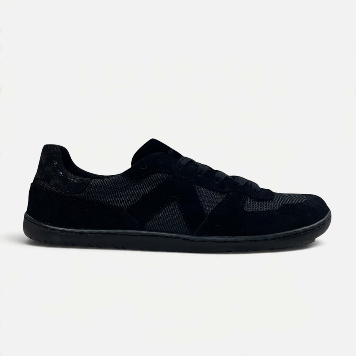 Zapatillas barefoot zoireo Coqueflex Core negras con diseño minimalista, acabado aterciopelado y puntera espaciosa.