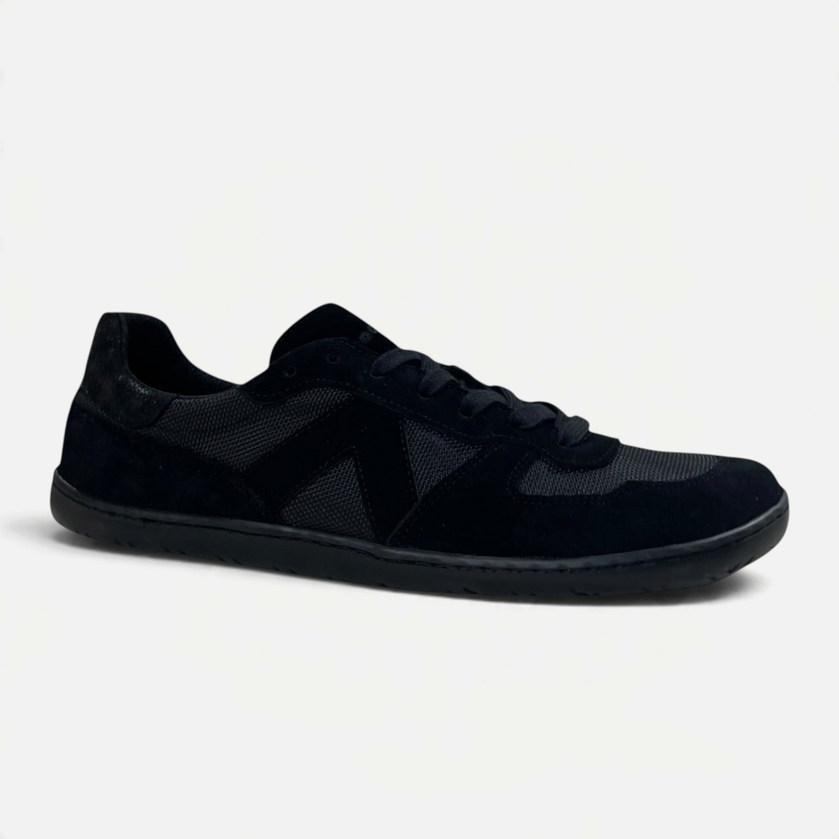 Zapatillas barefoot zoireo Coqueflex Core negras con diseño minimalista, puntera ancha y acabado aterciopelado.