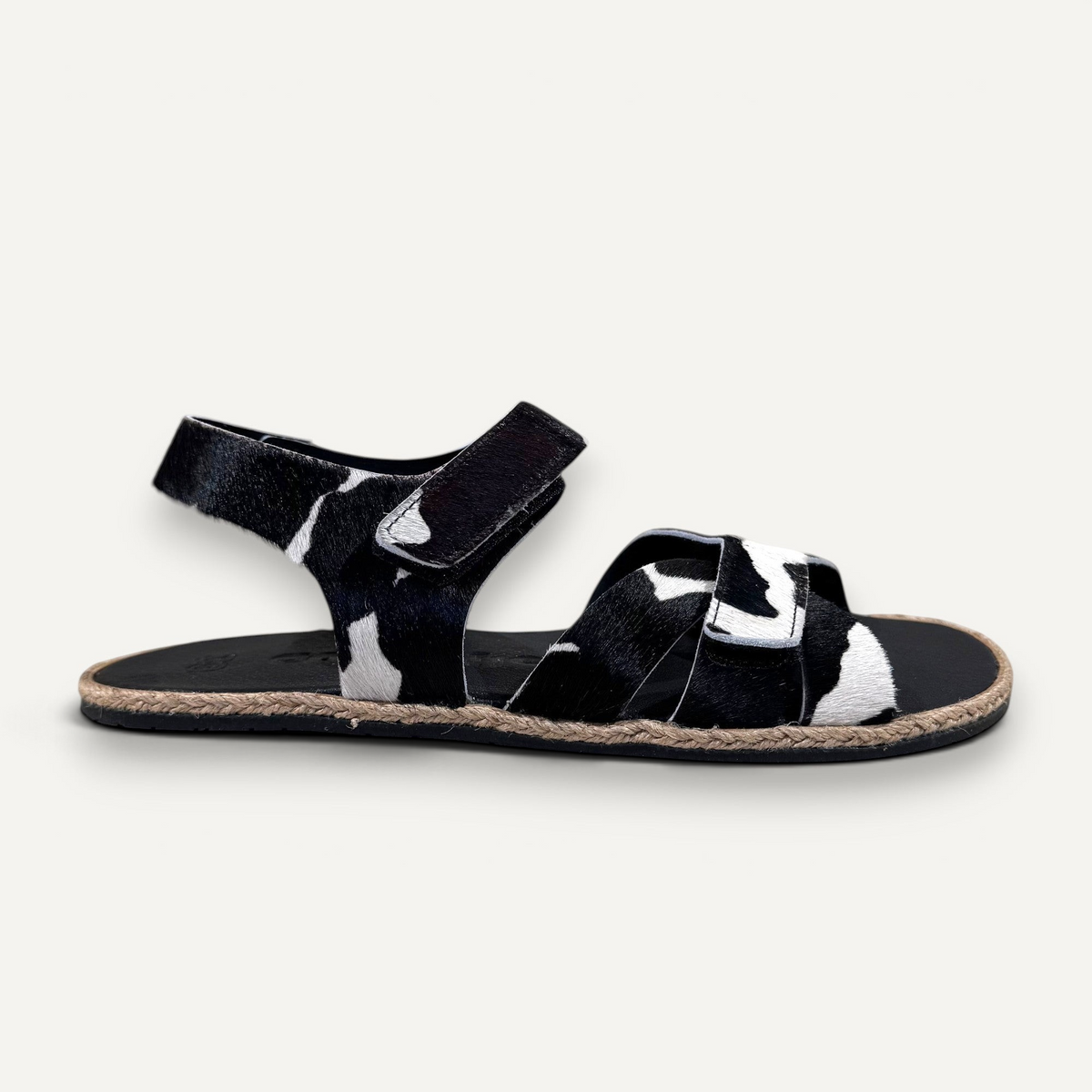 Sandalia barefoot zoireo Coqueflex 15532 con estampado animal print tipo vaca, tiras ajustables y suela flexible.