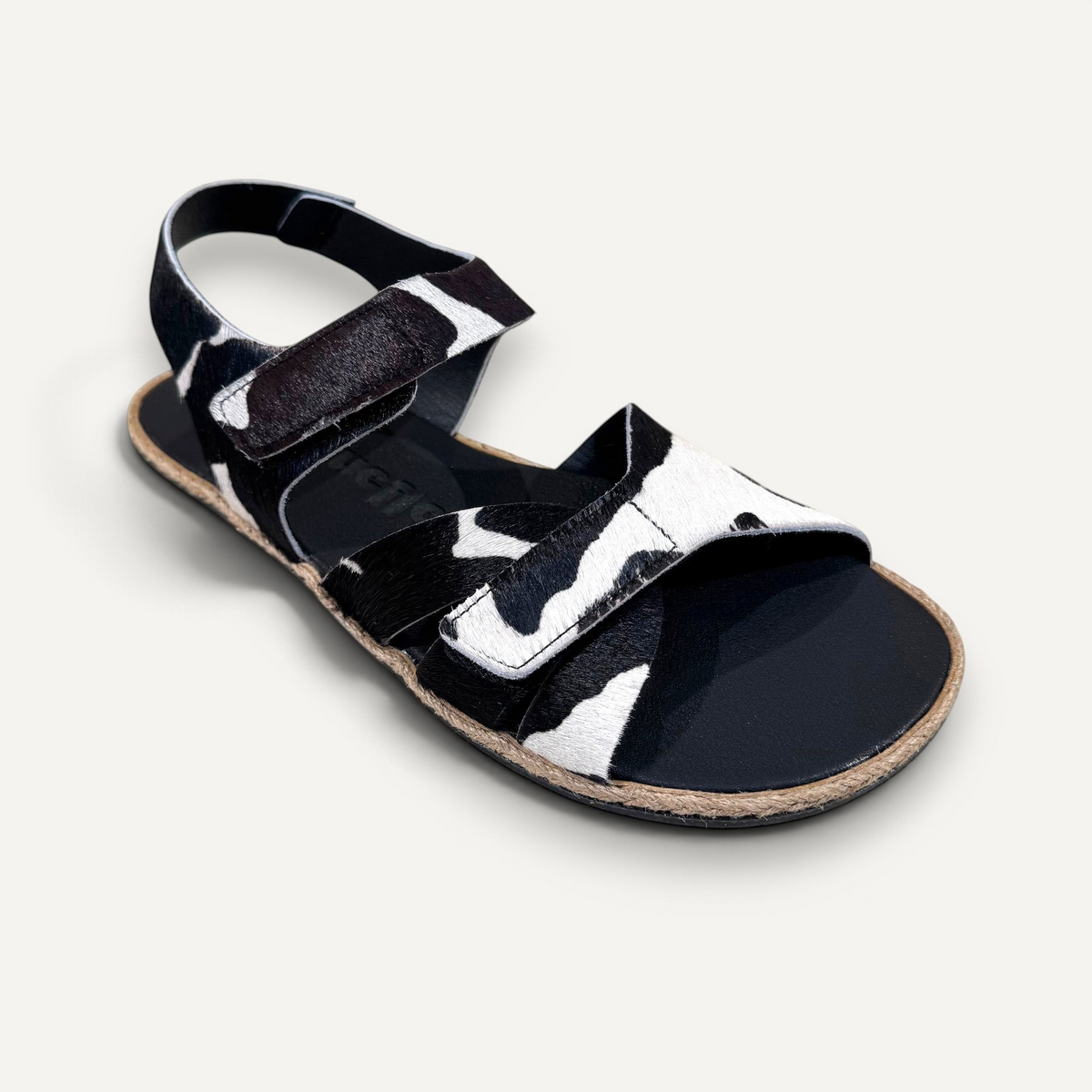 Sandalia barefoot zoireo Coqueflex 15532 con estampado de vaca horsy, tiras ajustables y suela flexible.