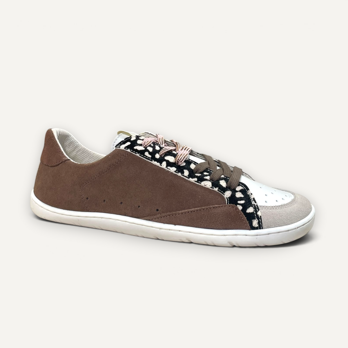 Zapatillas barefoot zoireo Coqueflex Sia Sandi con diseño retro, tonos marrones, estampado animal y suela plana.