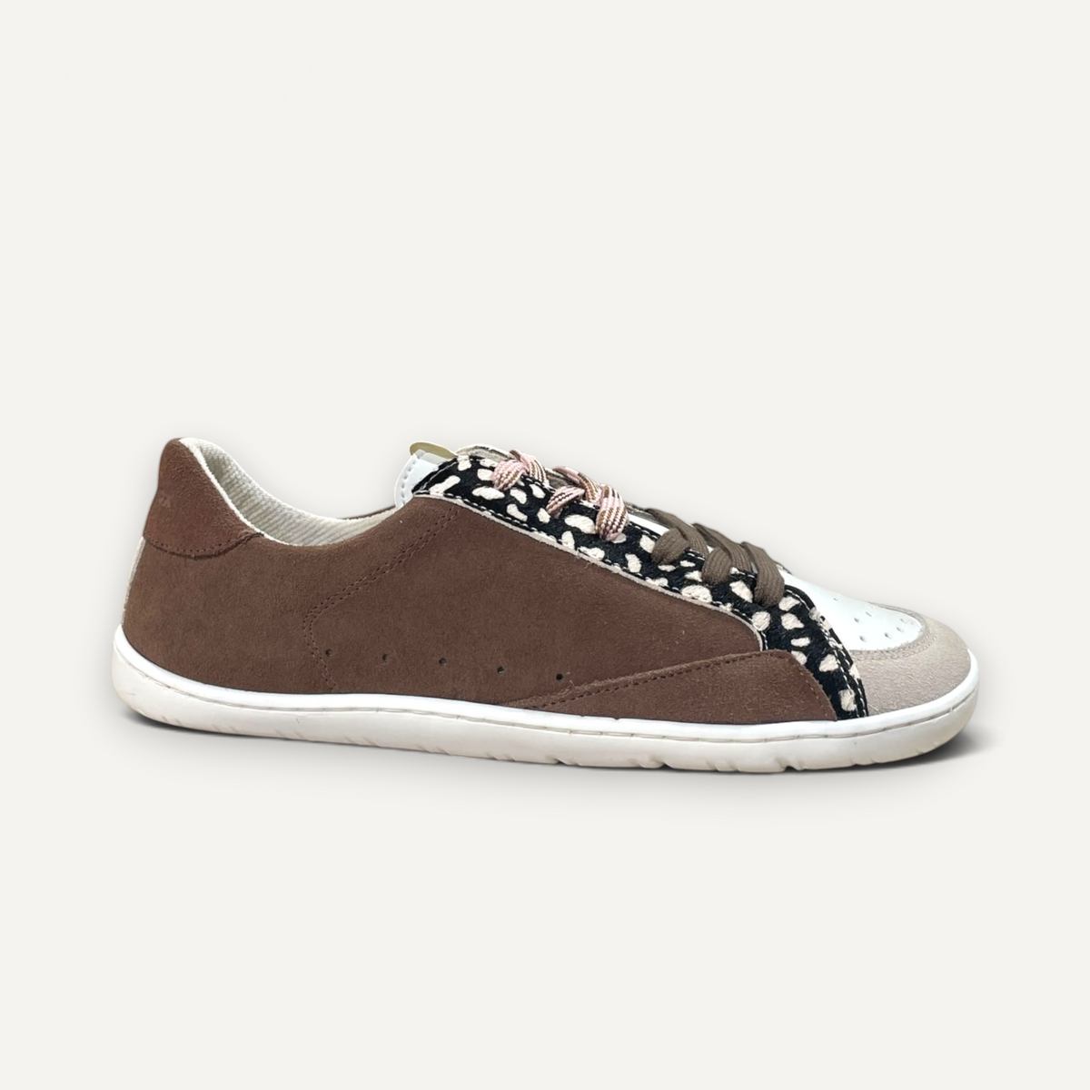 Zapatillas barefoot zoireo Coqueflex Sia Sandi de ante marrón con detalles estampados y suela plana minimalista