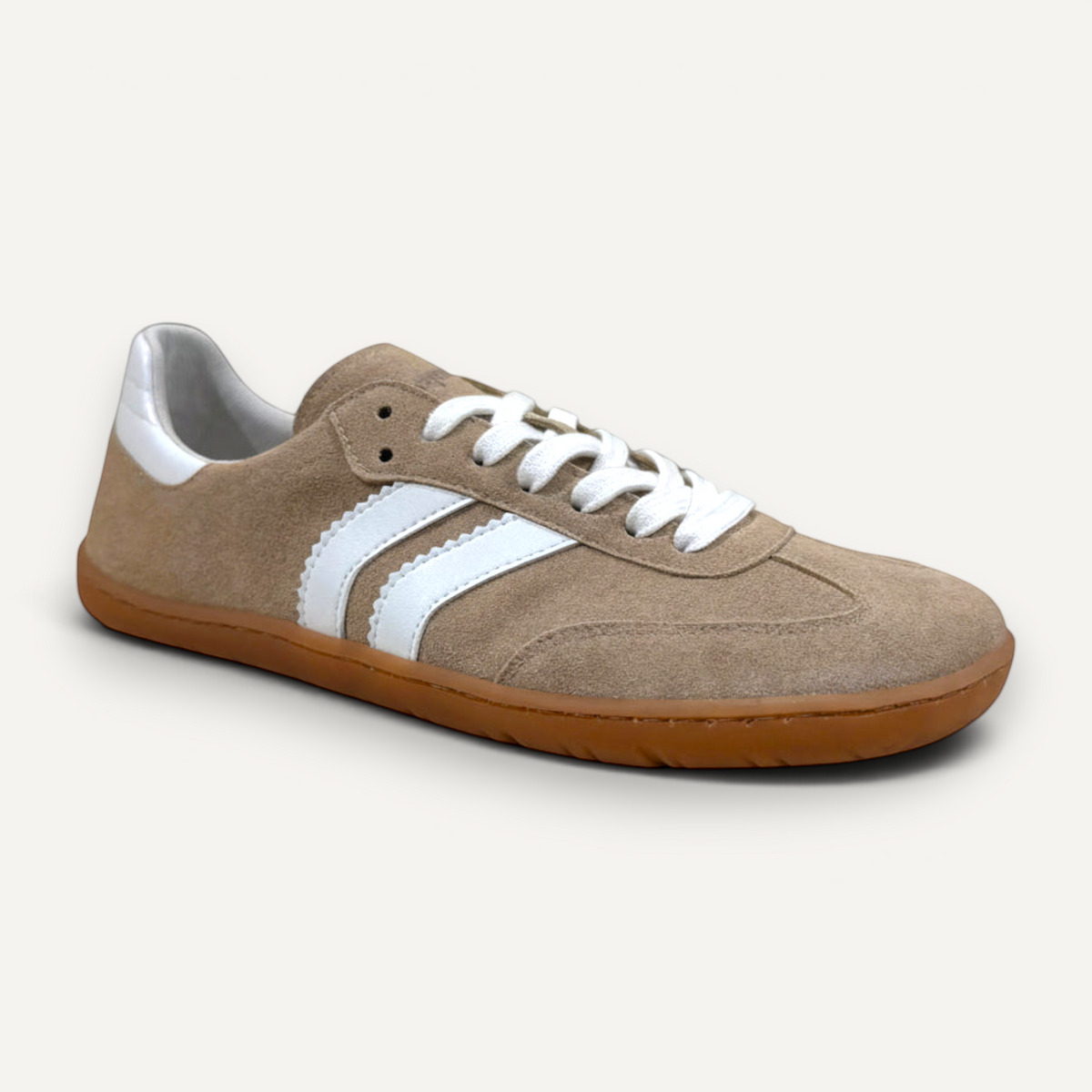 Zapatilla barefoot zoireo Coqueflex 4415 color arena con detalles blancos y suela de goma flexible