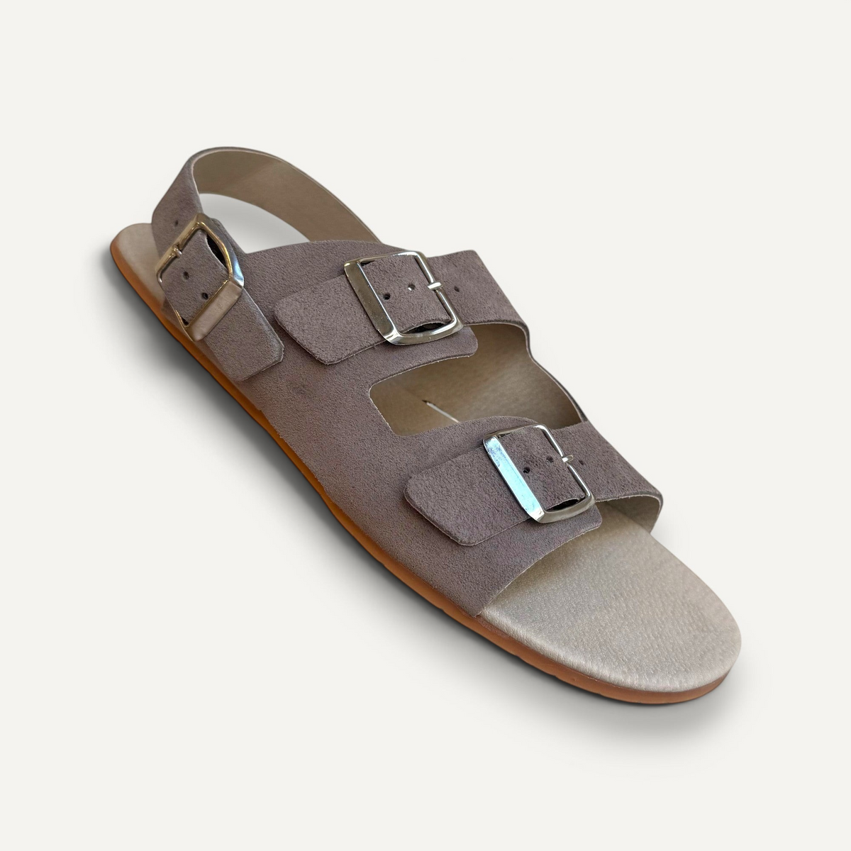 Sandalia barefoot zoireo Coqueflex 1560 en piel color topo con doble hebilla metálica y diseño minimalista