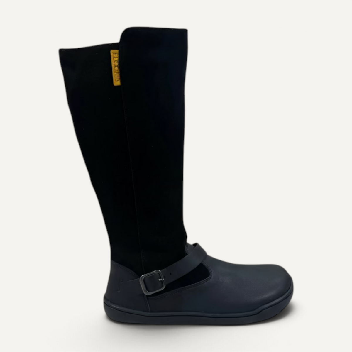 Bota barefoot de caña alta zoireo Flexinens en serraje negro con hebilla lateral y suela flexible