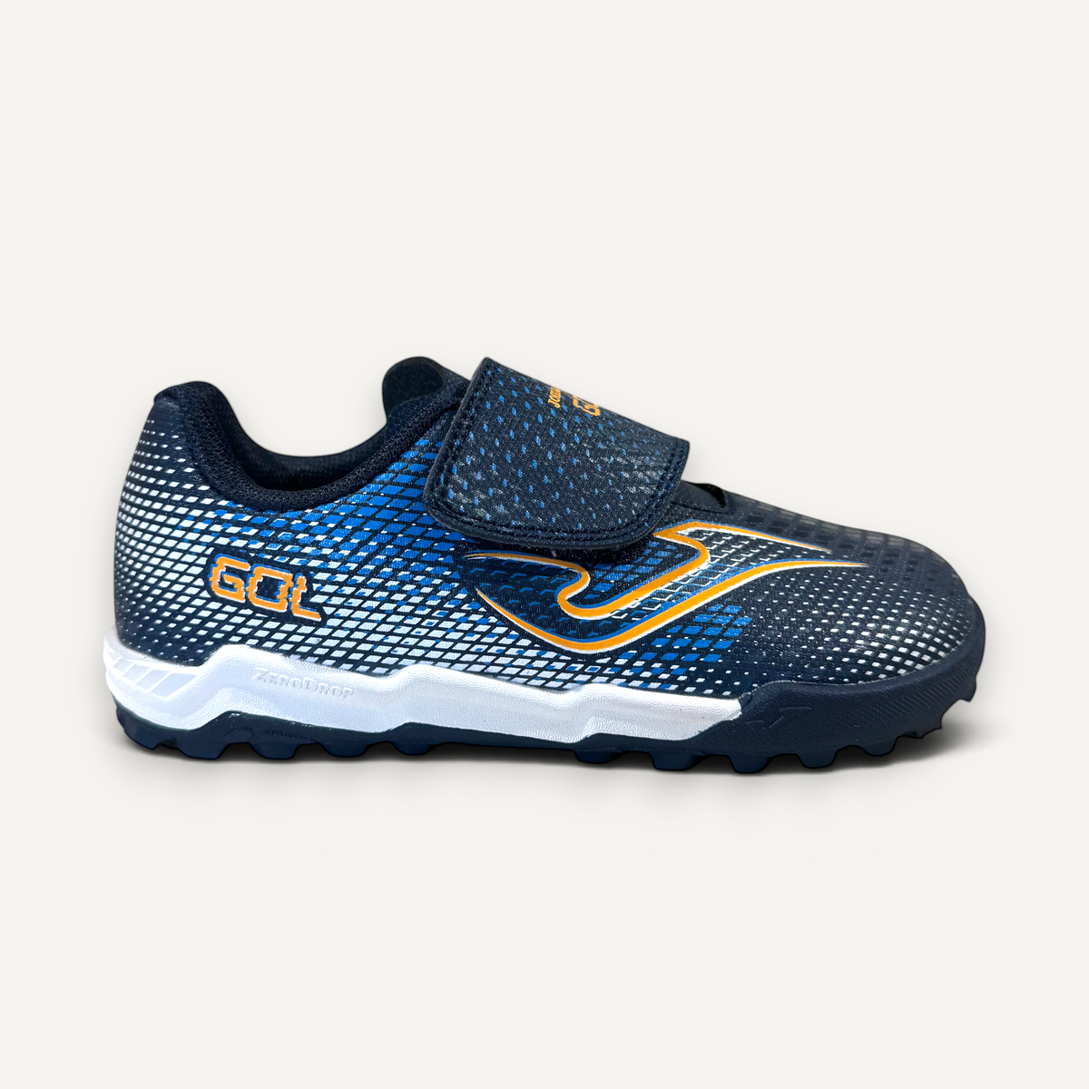 Bota de fútbol infantil zoireo Joma Barefoot Gol en azul marino con cierre de velcro y suela multitaco para césped.