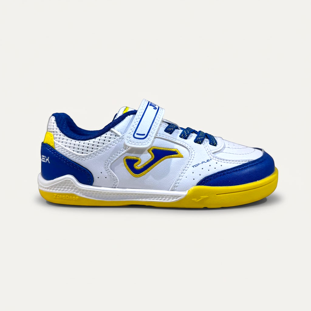 Zapatilla de fútbol sala zoireo Joma Top Flex Junior blanca con detalles azules y amarillos y cierre de velcro