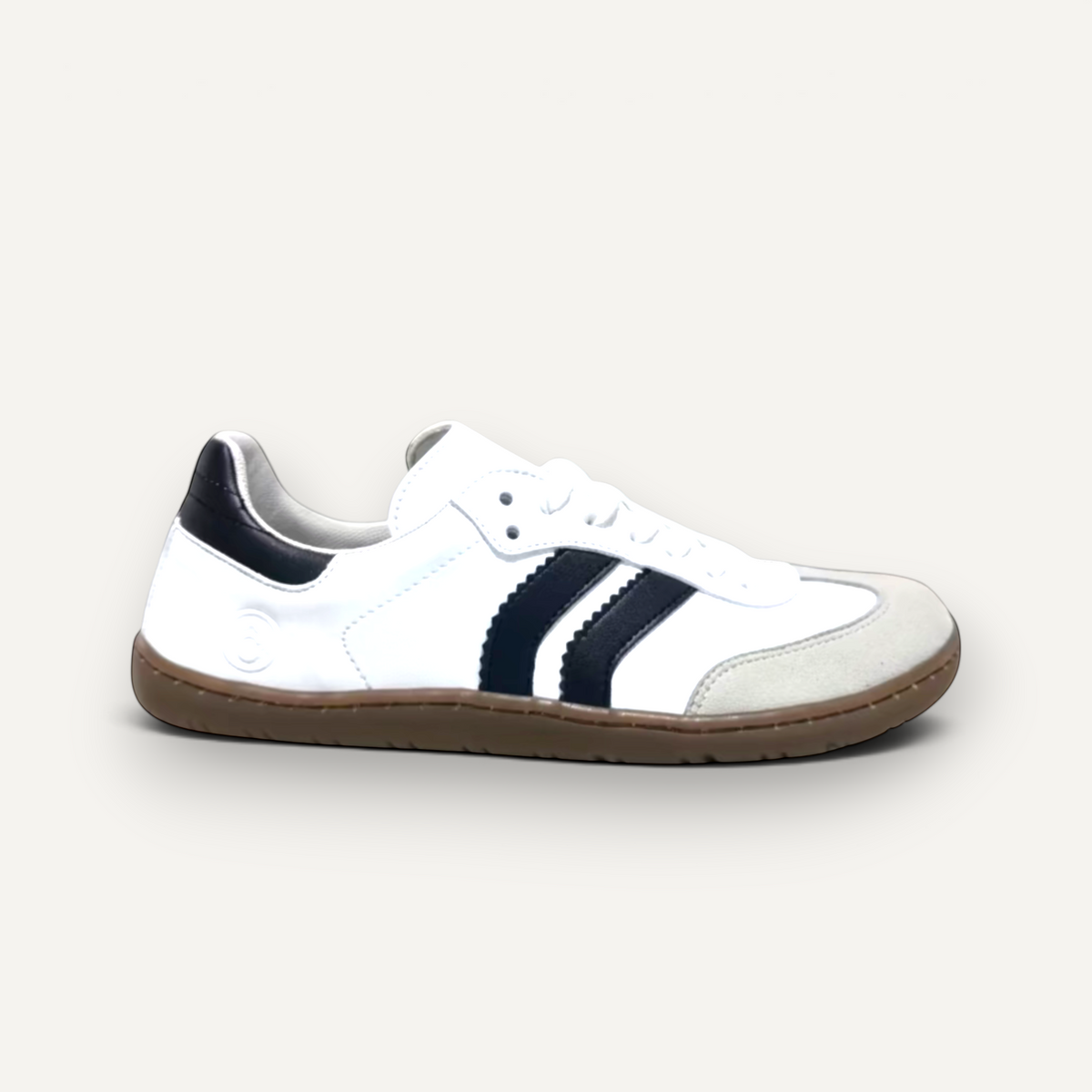 Zapatilla barefoot zoireo Coqueflex Deportivo 4415 blanca con detalles en negro y suela de goma flexible