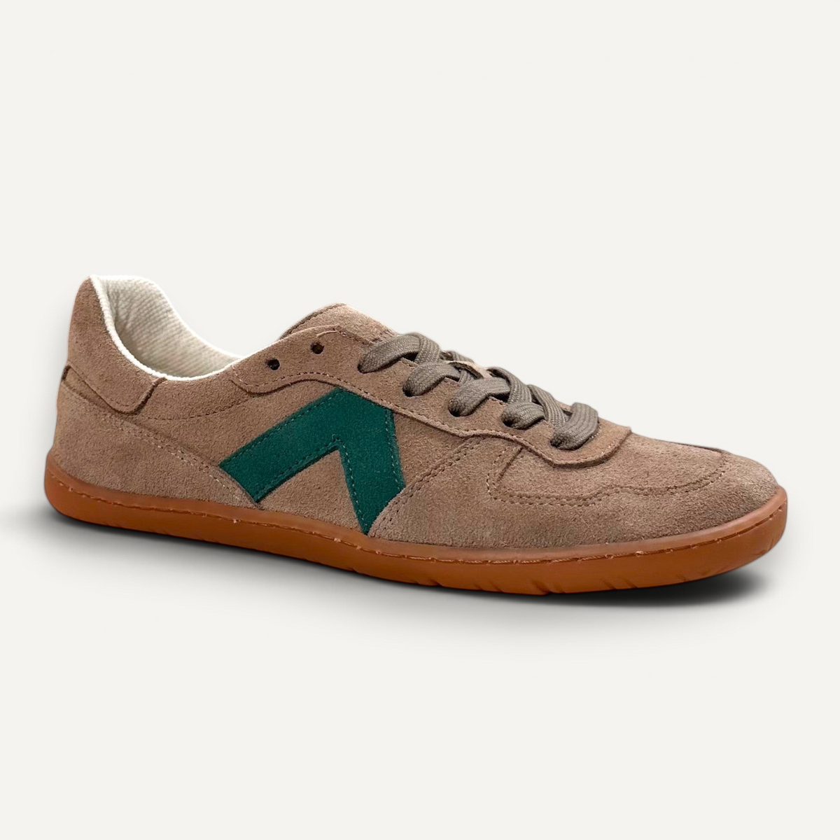 Zapatillas minimalistas zoireo Coqueflex Core en color piedra con detalle de logo en verde y suela de goma flexible