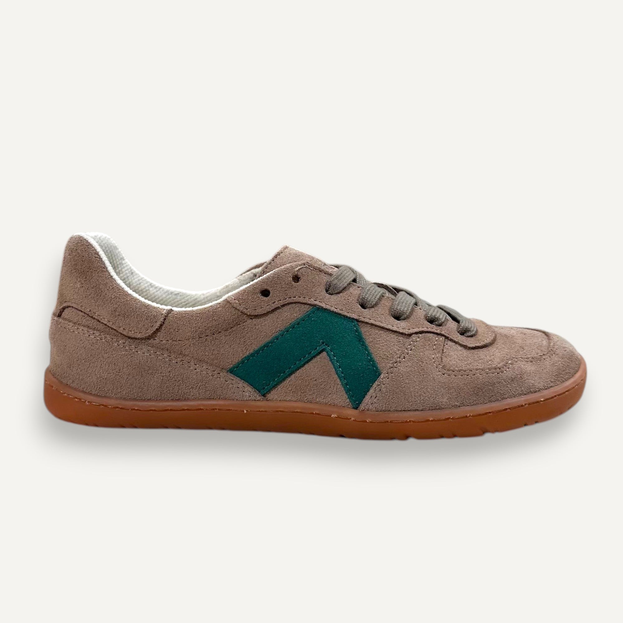 Zapatilla barefoot zoireo Coqueflex Core en color piedra con detalle en verde y suela de goma flexible