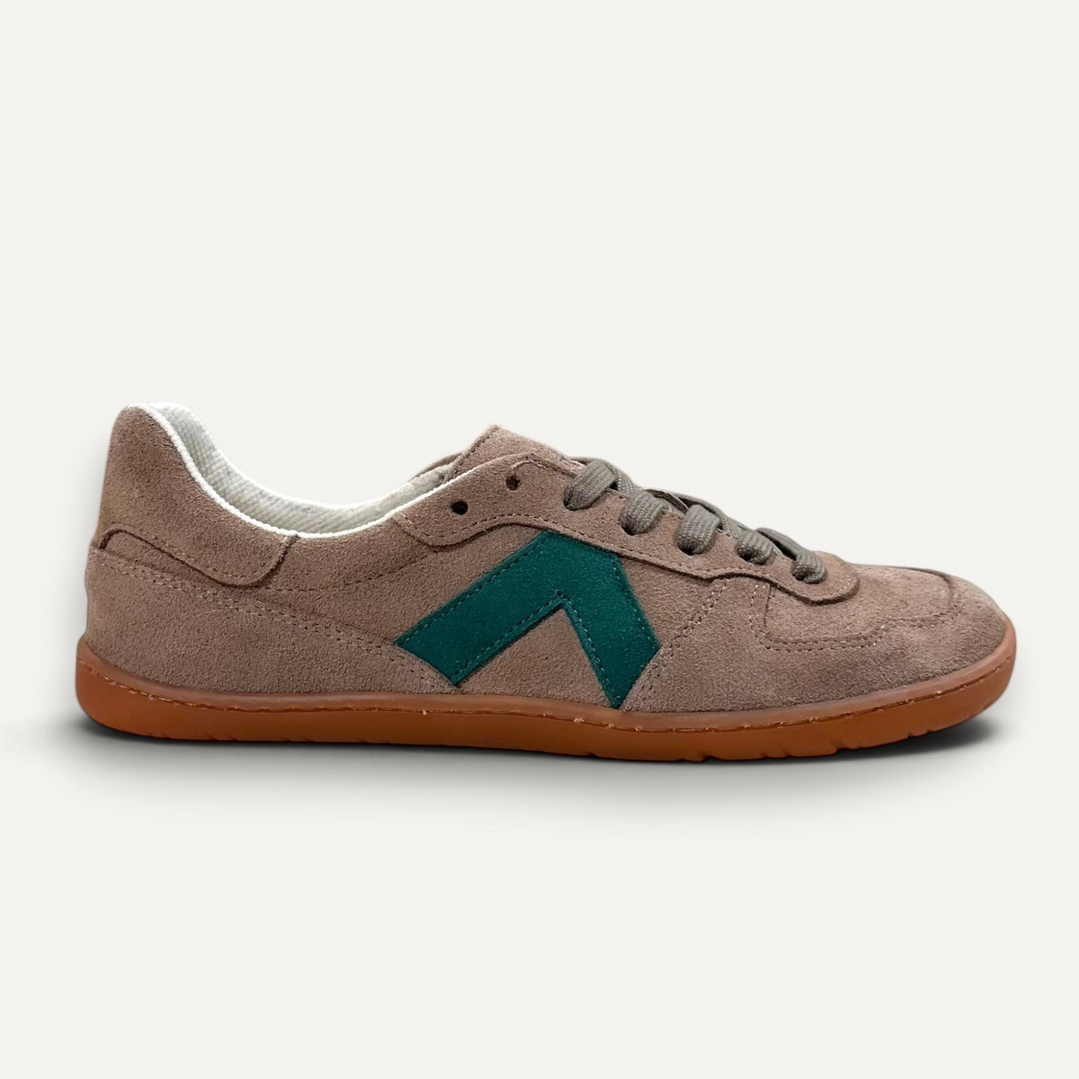 Zapatilla barefoot zoireo Coqueflex Core en color piedra con detalle en verde y suela de goma flexible