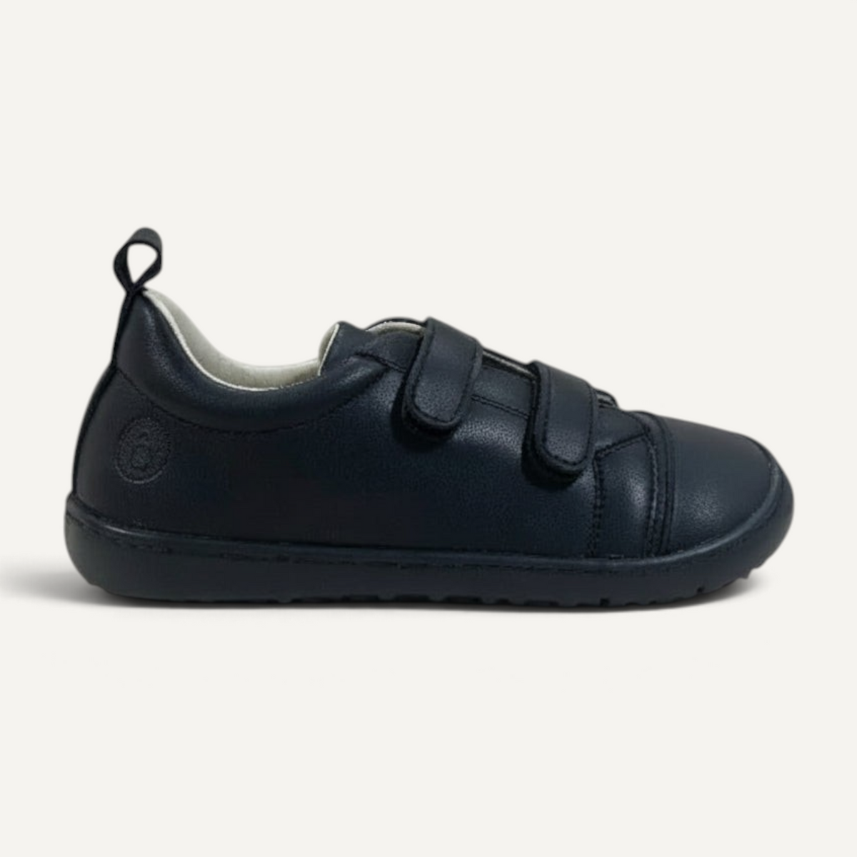 Zapatillas deportivas negras CoqueFlex para niño con cierre de velcro, ideales para el uso escolar diario.