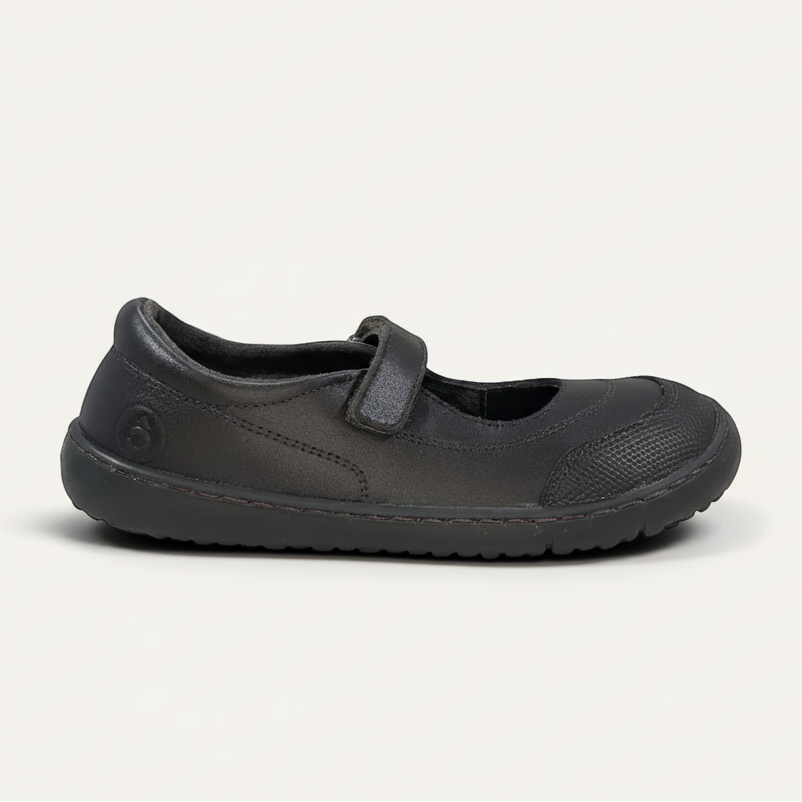 Zapato escolar tipo mercedes de Coqueflex para niña en color marrón con cierre de velcro y puntera reforzada