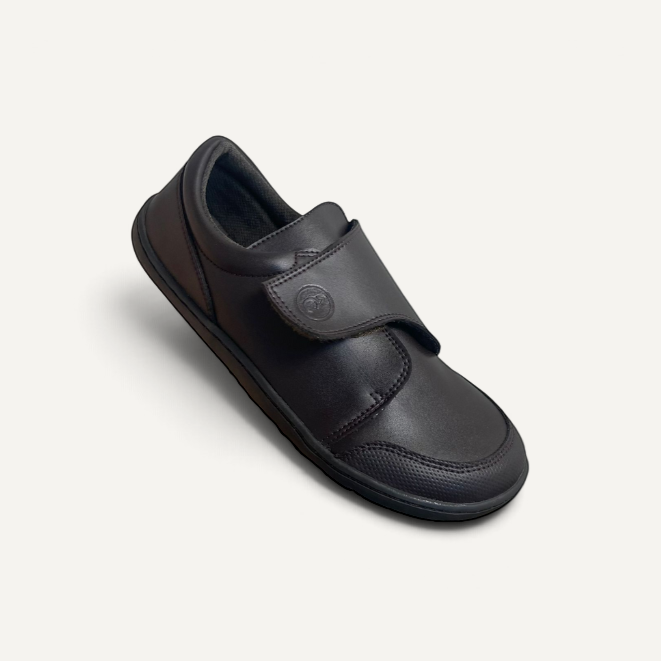 Zapatillas escolares CoqueFlex marrones con cierre de velcro, diseño resistente y cómodo para niños de zoireo