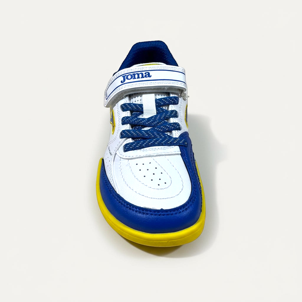 Zapatilla de fútbol sala Joma Top Flex Junior de zoireo en blanco, azul y amarillo con cierre de velcro y cordones.