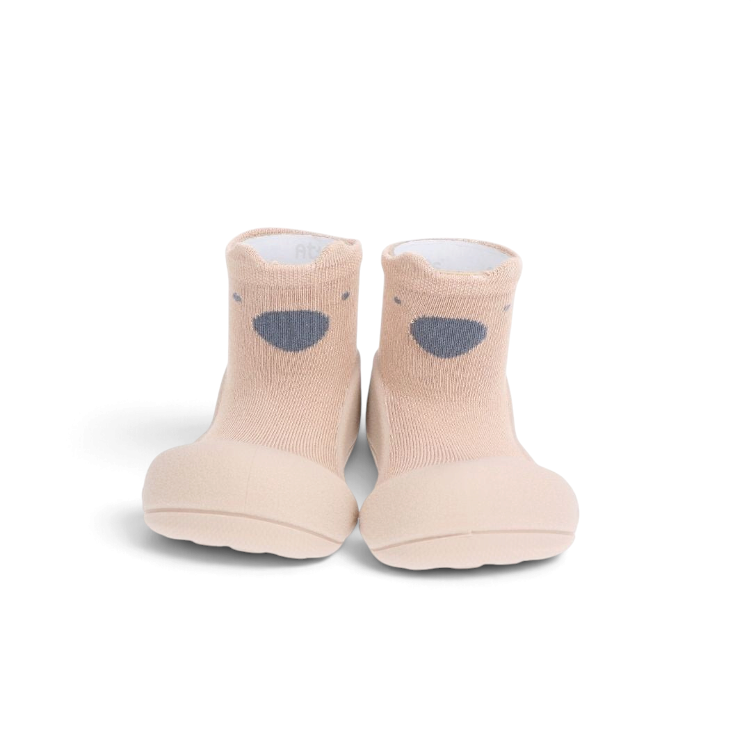Zapatos barefoot Attipas Animals beige de zoireo para bebés, con diseño de carita de animal y suela flexible.