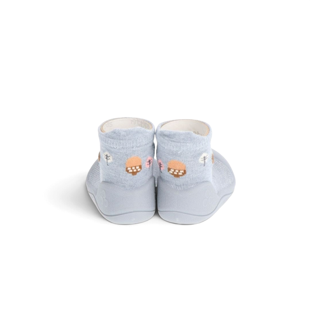 Zapatos de bebé Attipas Woodland en azul con estampado de ardillas y setas, ideales para los primeros pasos