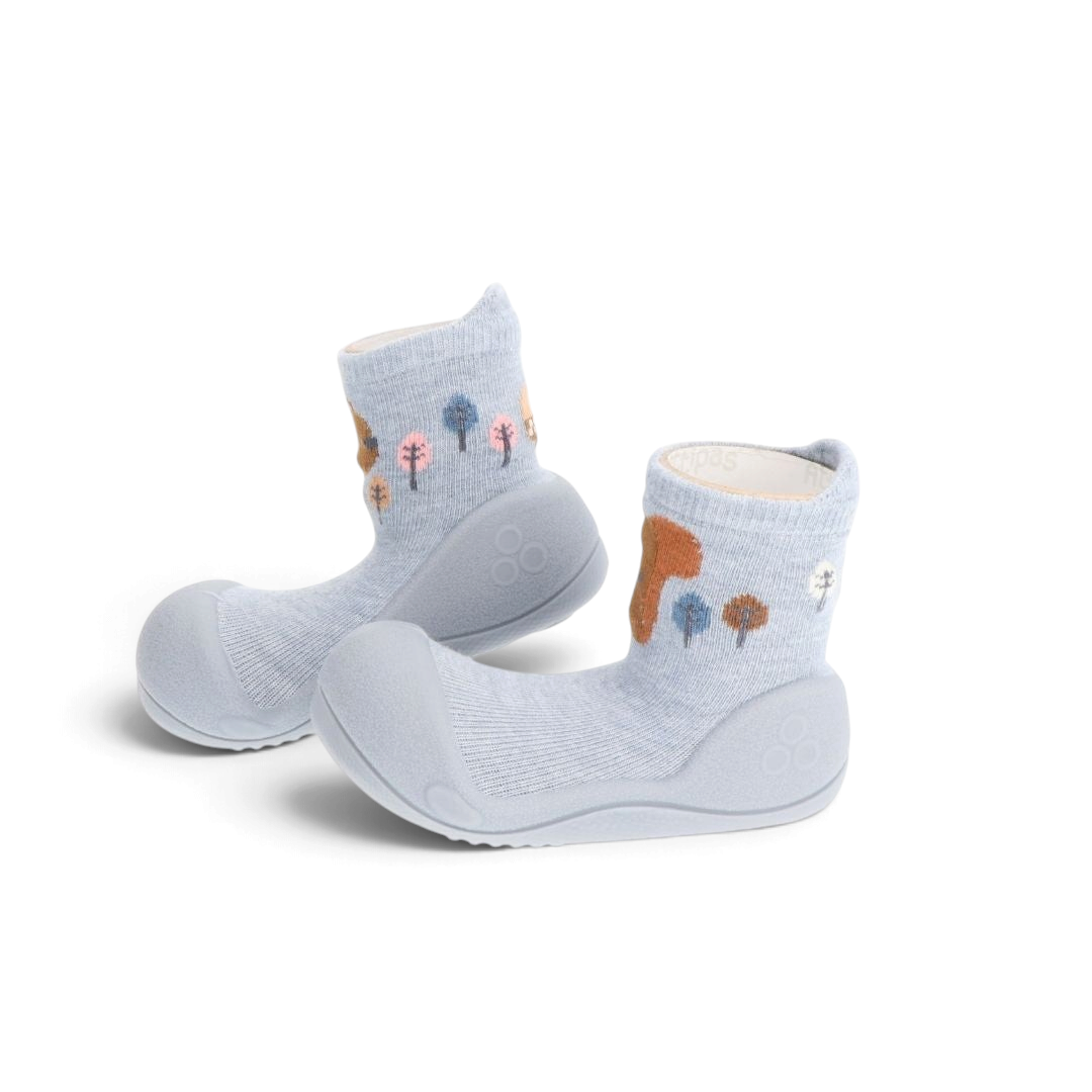 Zapatos de bebé Attipas Woodland en azul con estampado de ardilla y árboles, ideales para los primeros pasos.