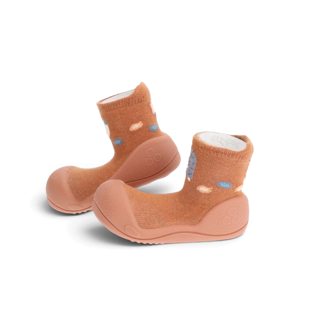 Zapatos de bebé Attipas Woodland en color marrón con diseño de erizo, ideales para los primeros pasos.