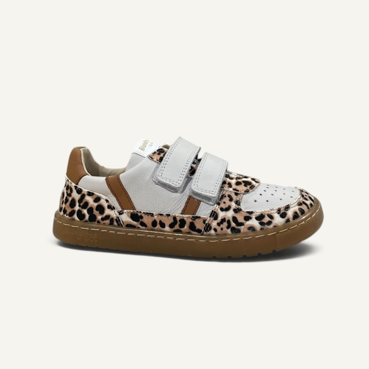 Zapatillas barefoot infantiles zoireo Blanditos Kauai con estampado de leopardo, paneles blancos y suela color caramelo.