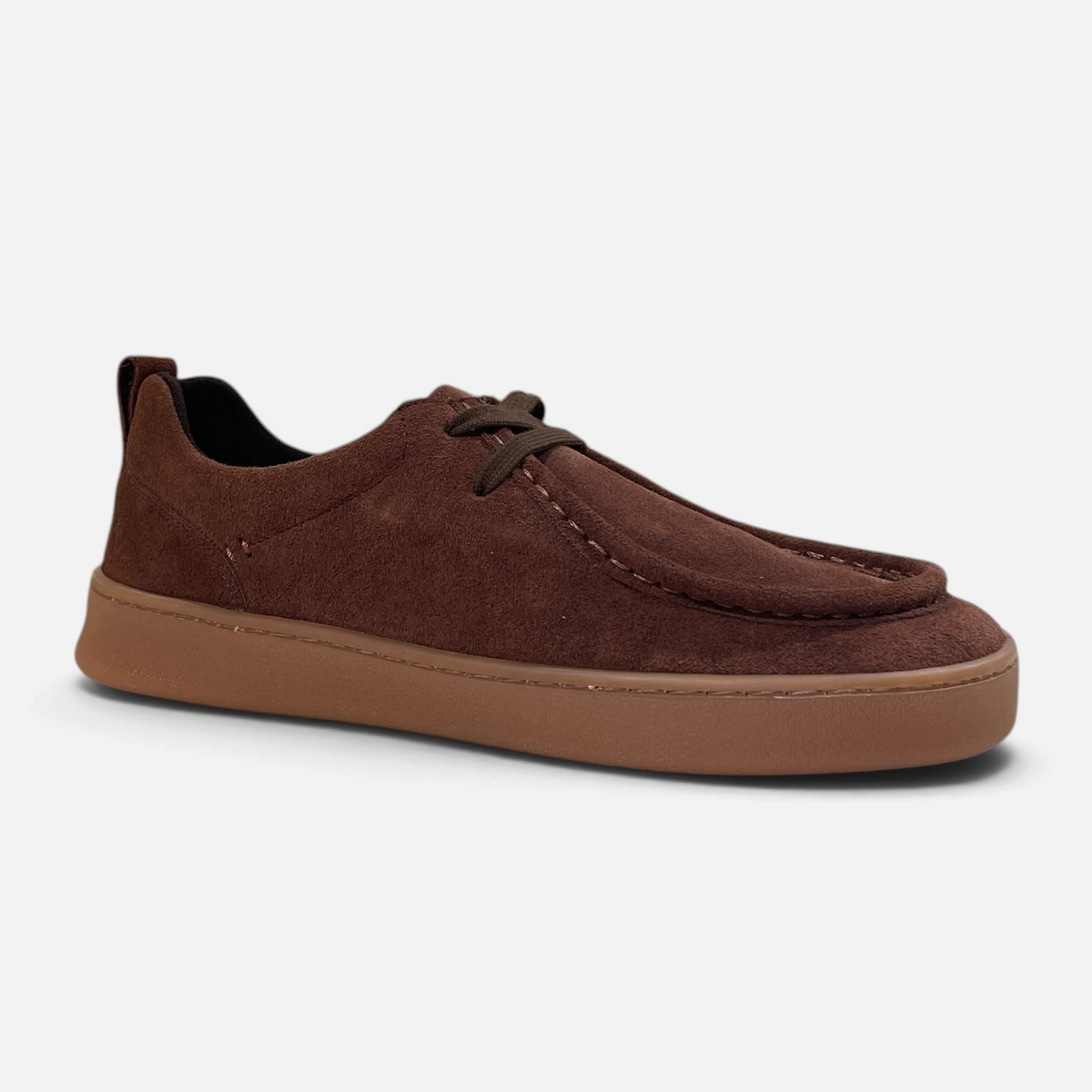 Zapatos barefoot zoireo Coqueflex Elio en ante color marrón ember con costuras decorativas y suela plana flexible.