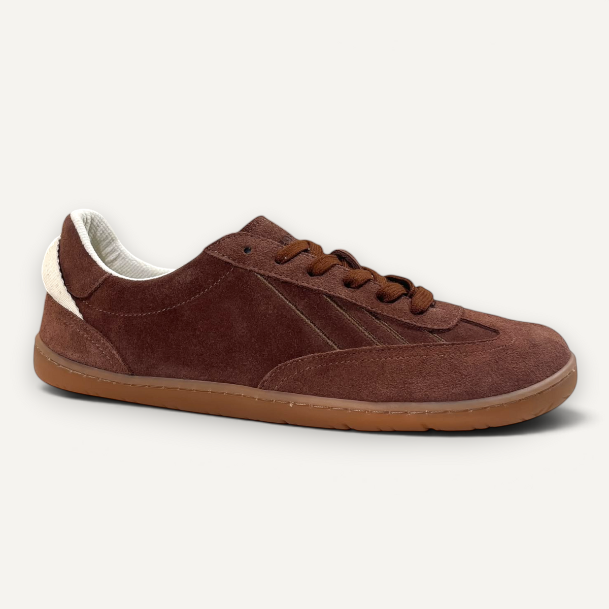 Zapatillas barefoot zoireo Coqueflex Nexus en color ember con ante marrón, suela caramelo y diseño de perfil bajo.