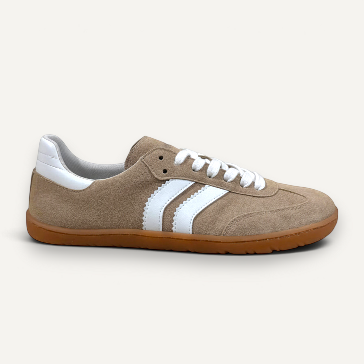 Zapatilla barefoot zoireo Coqueflex Deportivo 4415 en color arena con detalles blancos y suela de goma flexible