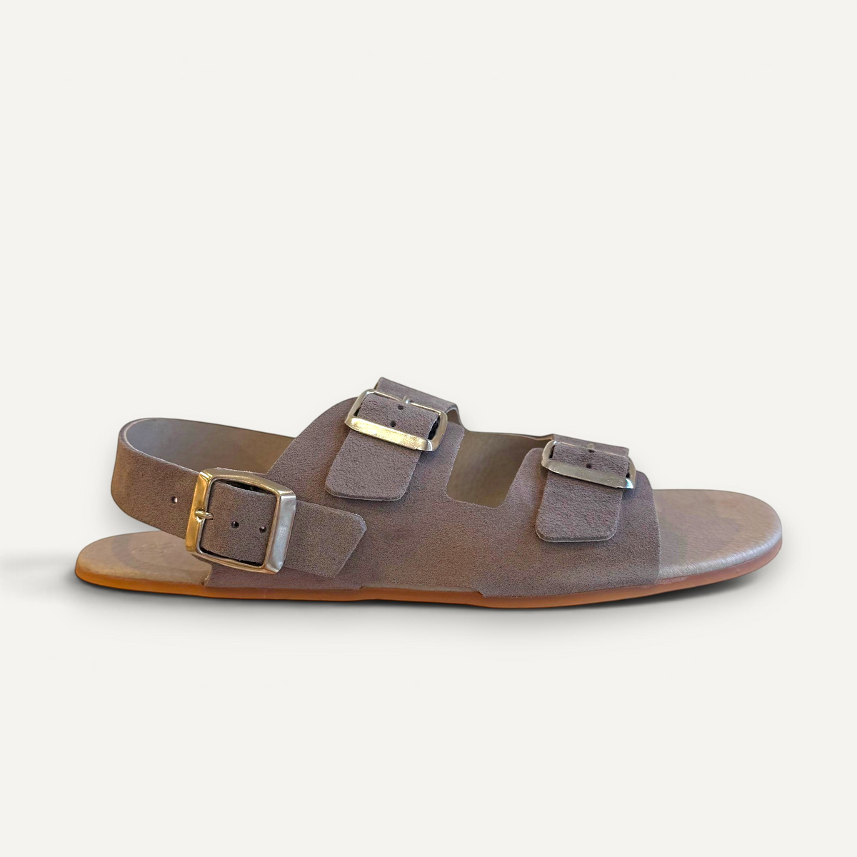 Sandalia barefoot zoireo Coqueflex 1560 en piel color topo con doble hebilla y diseño minimalista