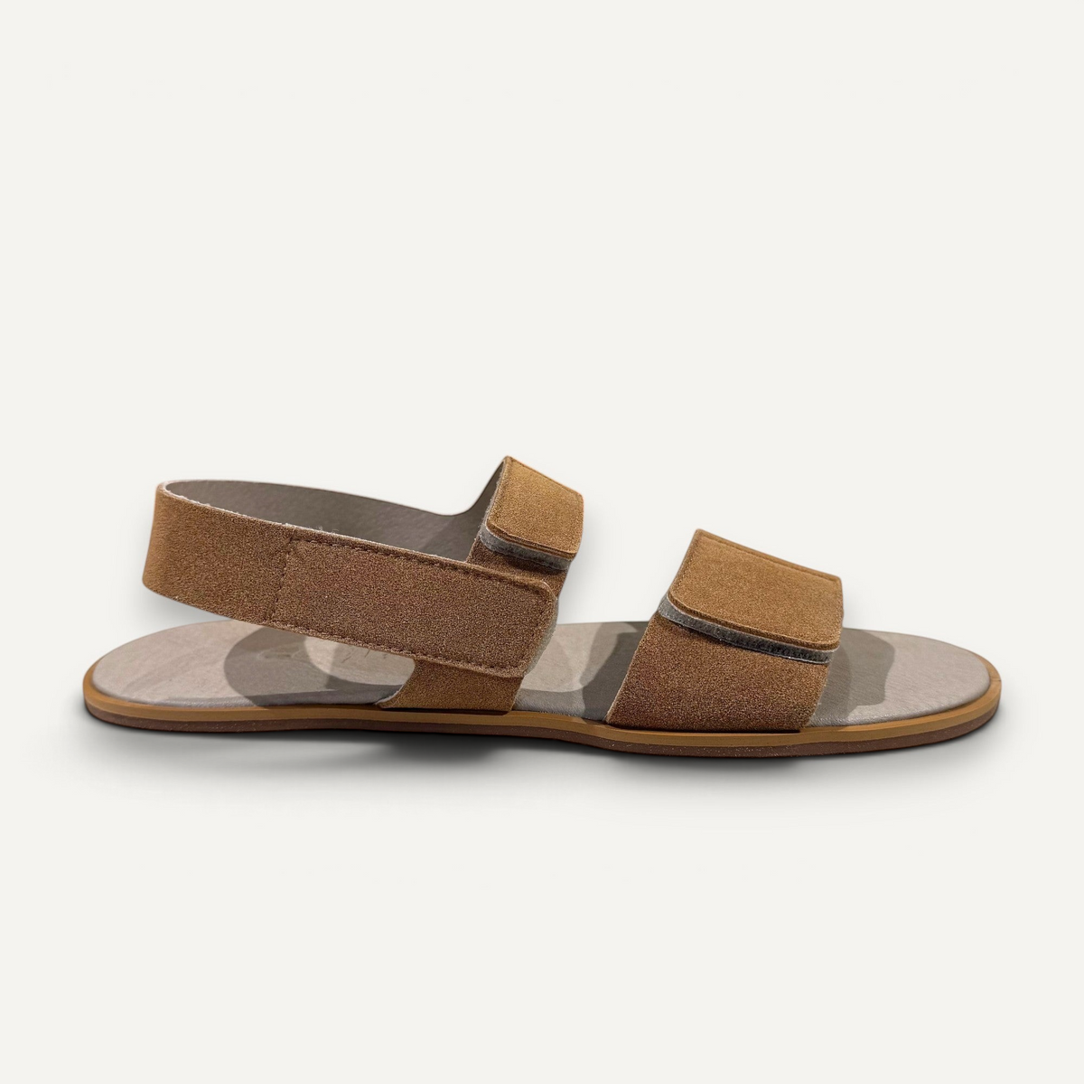 Sandalia barefoot zoireo Coqueflex 1578 en piel color habano con cierre de velcro y diseño minimalista