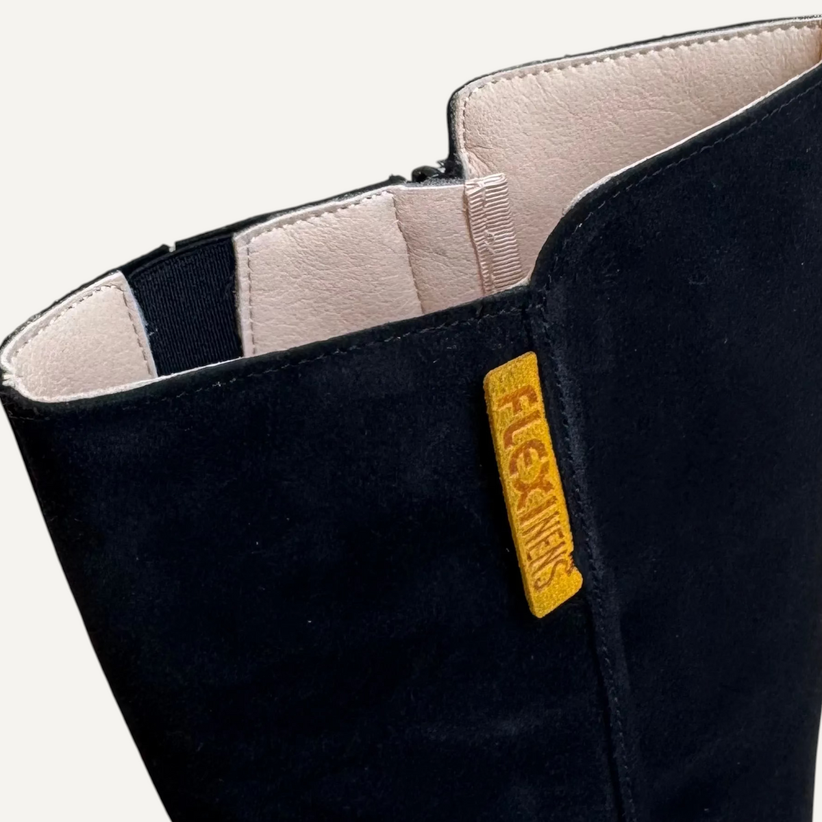 Bota barefoot de caña alta zoireo Flexinens en serraje negro con detalle de etiqueta amarilla y cierre lateral