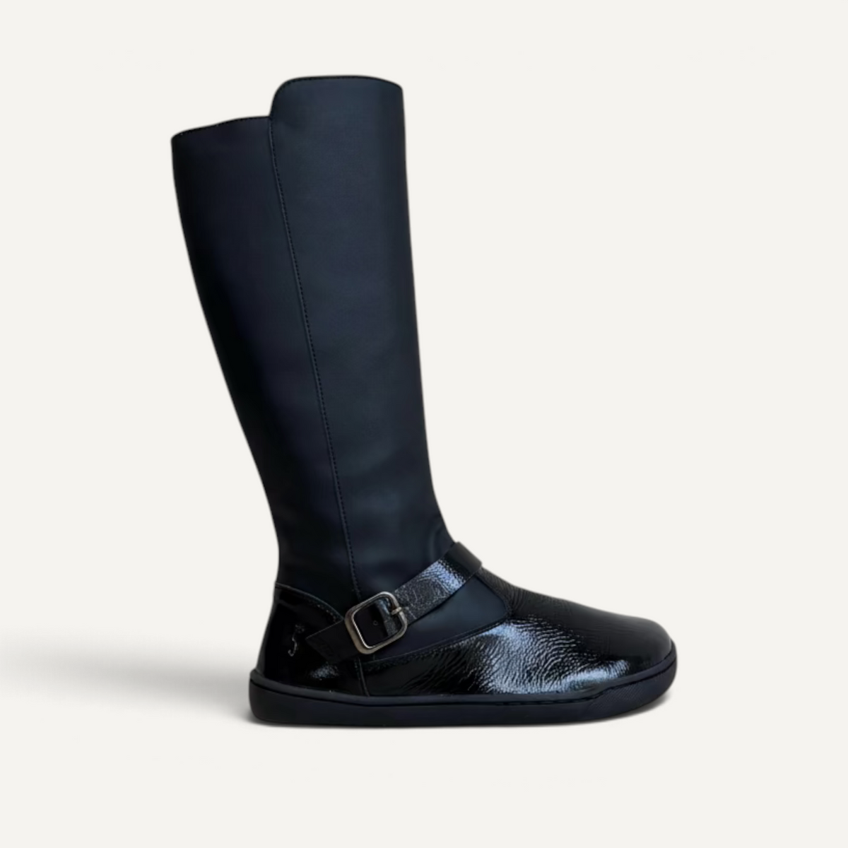 Bota barefoot de caña alta zoireo Flexinens en negro con forro de merinilla y detalle de hebilla lateral
