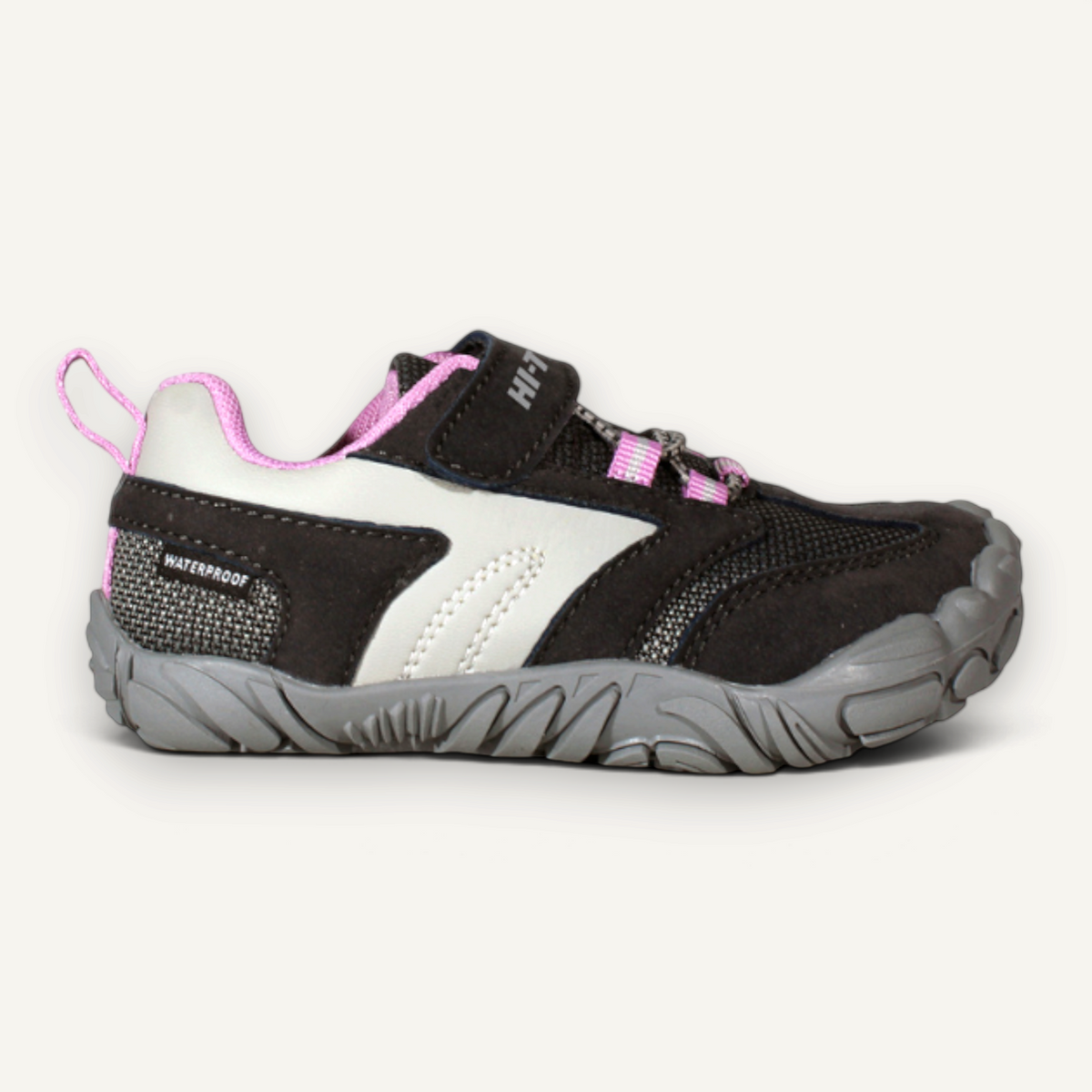Zapatillas barefoot infantiles Hi-Tec Figaro Junior en gris con detalles en rosa, impermeables y con cierre de velcro.