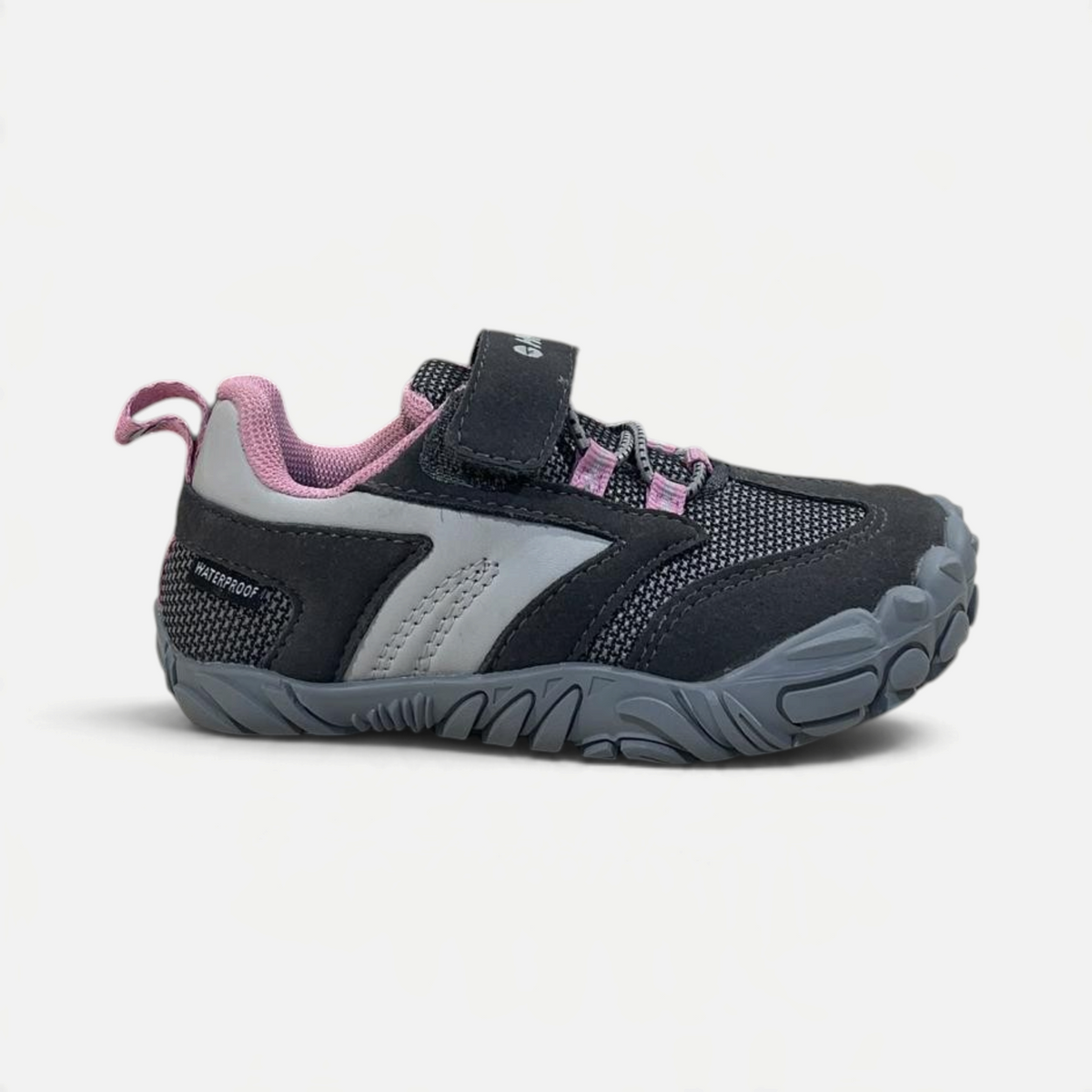 Zapatillas barefoot infantiles zoireo Hi-Tec Figaro Junior en gris con membrana impermeable y cierre de velcro.
