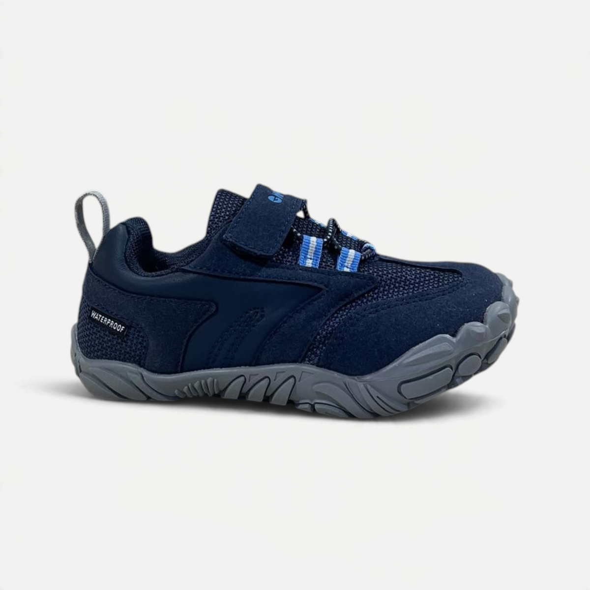 Zapatillas barefoot infantiles zoireo Hi-Tec Figaro Junior en azul marino con cierre de velcro y suela flexible