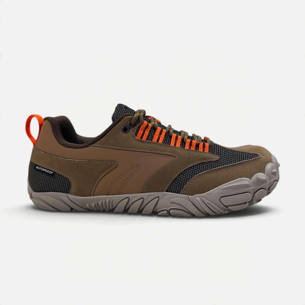 Zapatilla de senderismo zoireo Hi-Tec Figaro Low en color marrón con detalles naranjas y suela flexible
