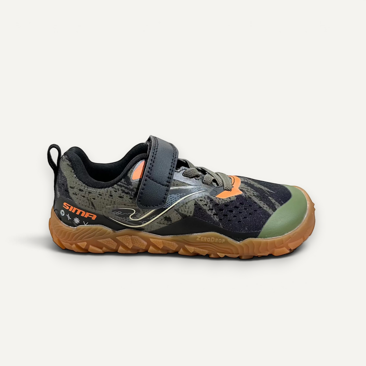 Zapatilla de trail barefoot Joma Sima Junior en color caqui con cierre de velcro, disponible en zoireo