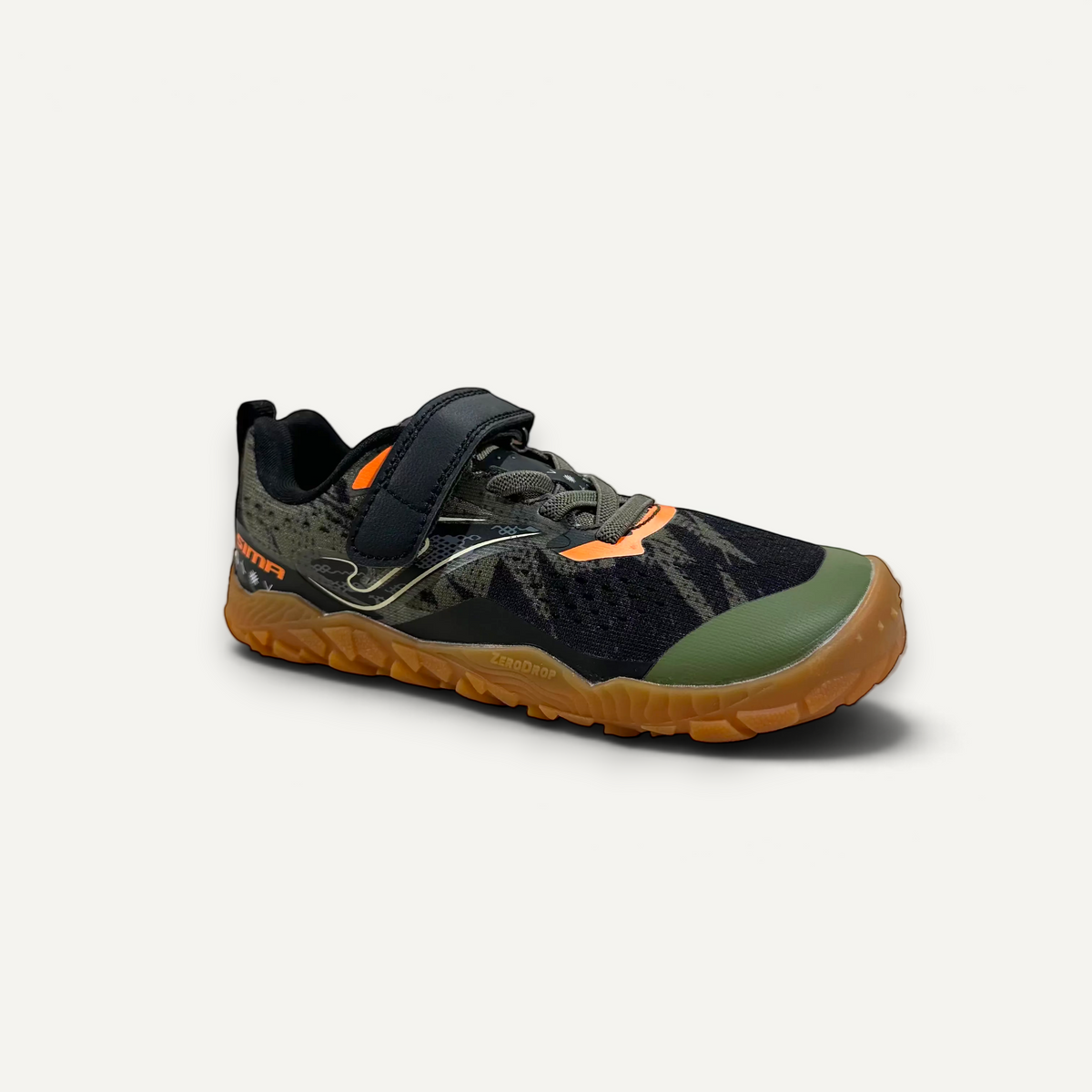 Zapatilla barefoot Joma Sima Trail junior de zoireo en color caqui y negro con cierre de velcro y suela flexible