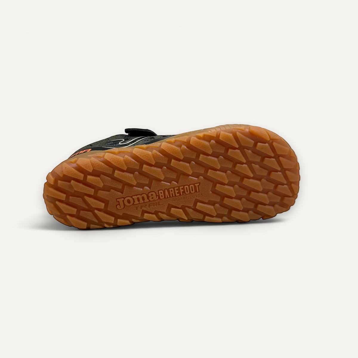 Suela de goma dentada color caramelo de zapatilla Joma Barefoot Sima Trail Junior de zoireo para mayor agarre