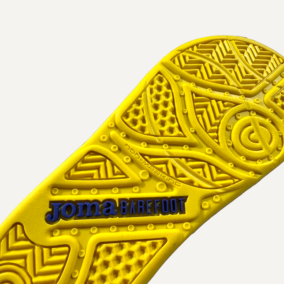Suela amarilla de zapatilla de fútbol sala zoireo Joma Barefoot con patrón de tracción antideslizante
