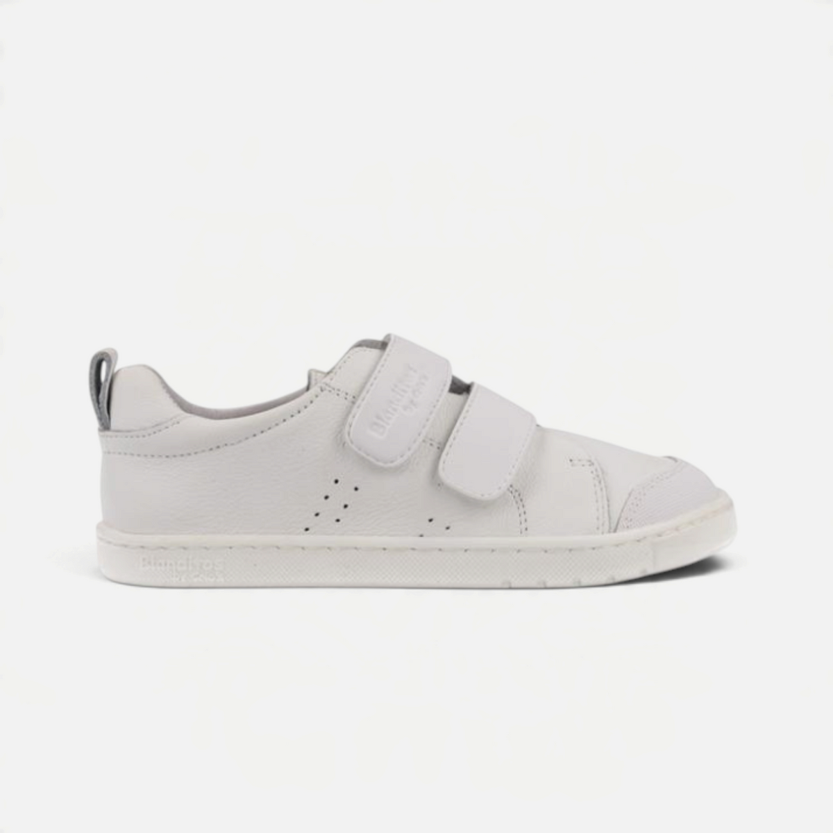 Zapatillas colegiales Blanditos by Crios modelo Rio en color blanco con cierre de velcro y diseño respetuoso