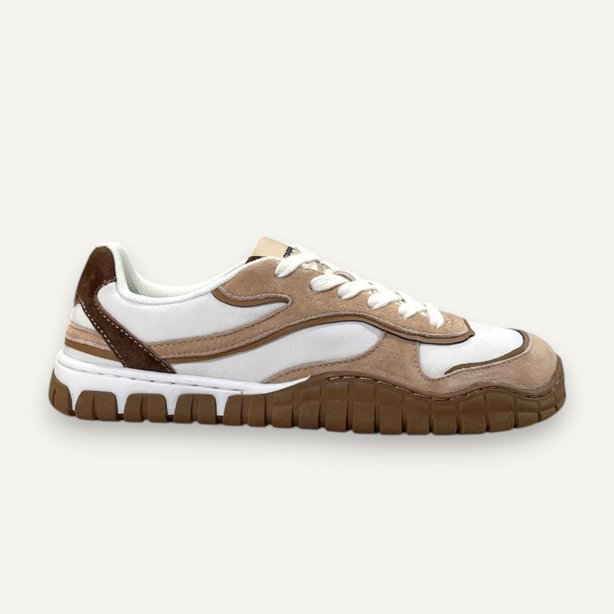 Zapatillas Coqueflex Kian de zoireo en color arena y blanco con suela dentada de goma en una tienda de calzado